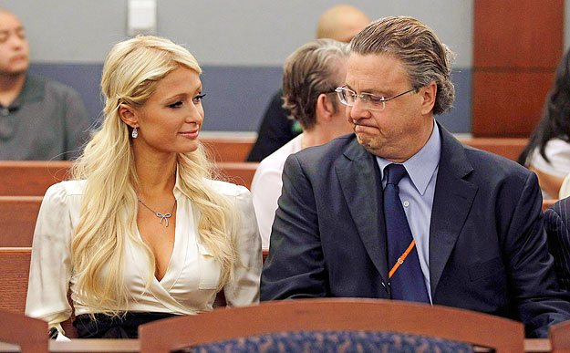 Paris Hilton ügyvédjével a Las Vegas-i tárgyaláson