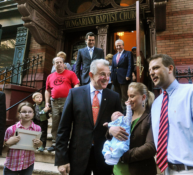 Schmitt Pál a városban élő magyarokkal beszélget a magyar baptista templom előtt, New Yorkban