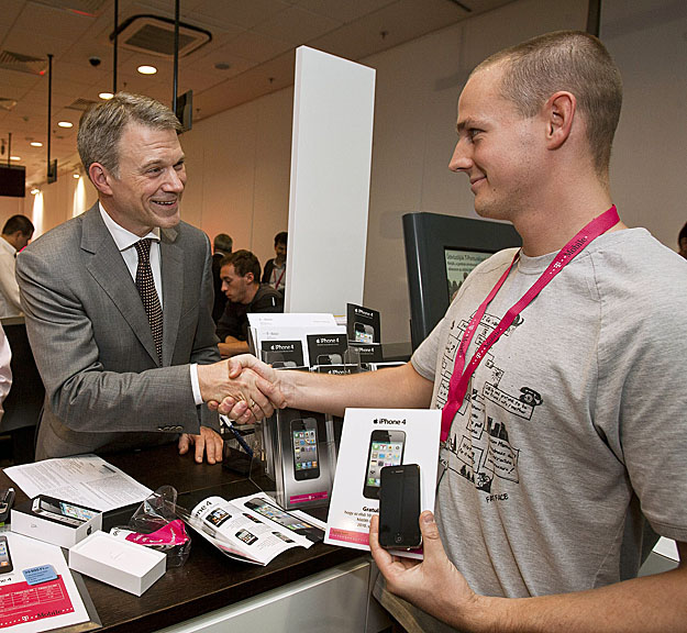 Az egyik első boldog iPhone-tulajdonos a Magyar Telekom vezetőjétől veszi át telefonját