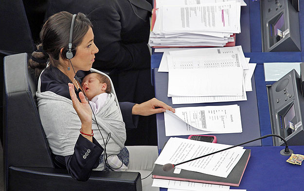 Licia Ronzulli olasz képviselőnő szavaz az Európai Parlamentben. Dolgozni vagy gyermeket nevelni?