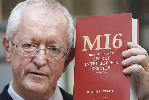 Az MI6 még Jeffery szemgolyóját is átvilágította