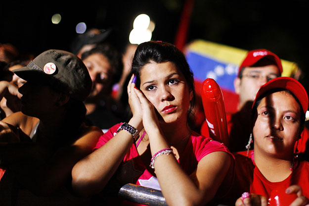 Chávez-hívek hallgatják a választási eredményeket Caracasban. Újabb győzelem