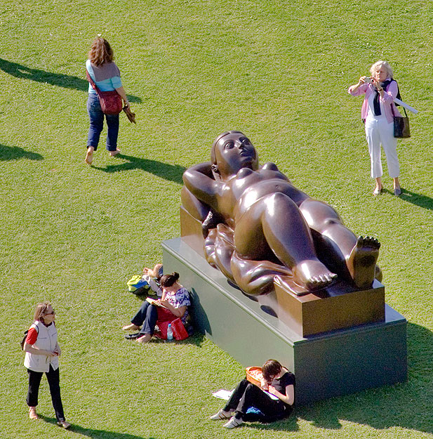 Botero egyik híres 'elhízott' szobra Berlinben - először találkozhat a művésszel a budapesti közönség is
