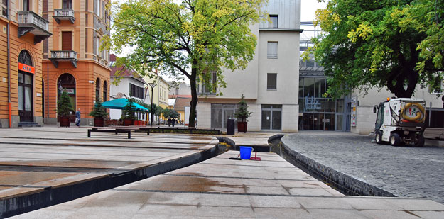 Debrecen, Hal-köz, az ünnepélyes avatás után: tegnap a szökőkút nem működött  