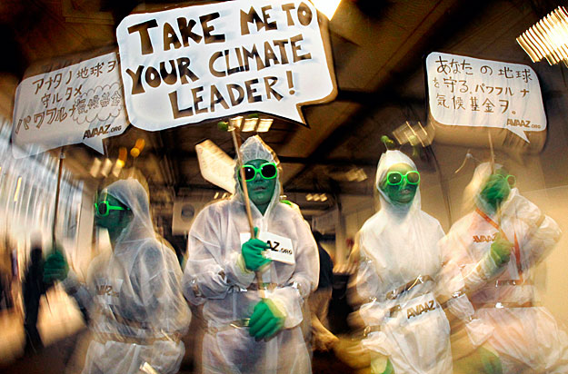 Az Avaaz.org aktivistái zöld földönkívülinek öltözve demonstráltak