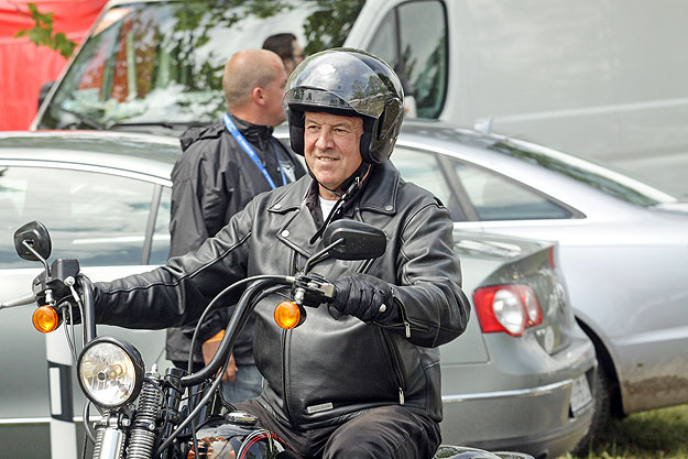 Schmitt Pál június 16-án megérkezik a Harley Davidson Fesztivál helyszínére, Alsóörsre, ahol elárverezték 1942-es HD-motorját