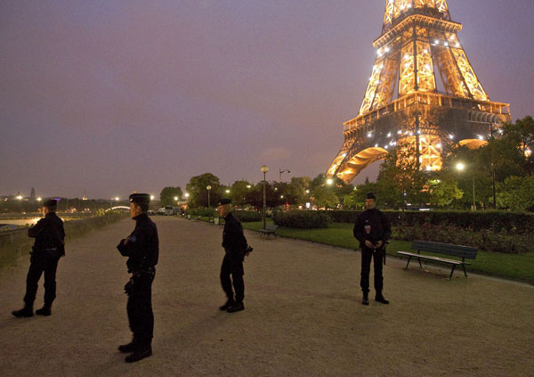 Rendőrök a párizsi Eiffel-torony előtt szeptember 28-án egy téves bombariasztás alatt