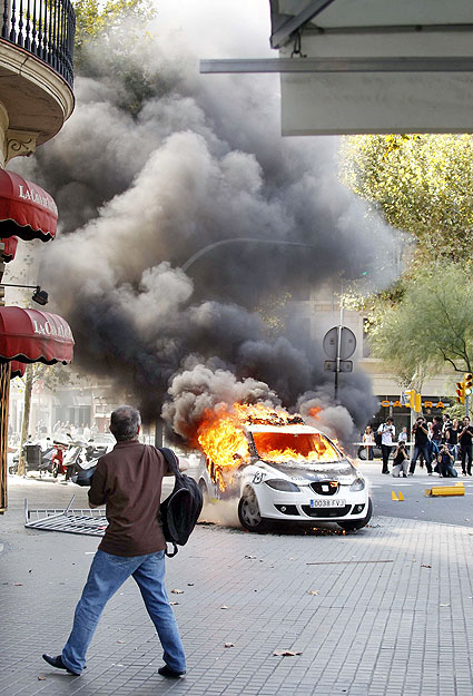 A barcelonai tüntetésen anarchisták autókat gyújtogattak