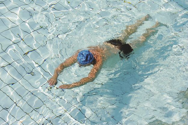 A túlsúlyos, ízületi problémákkal küszködőknek az úszás sokkal jobbat tenne, mint a tenisz, a foci vagy a fallabda