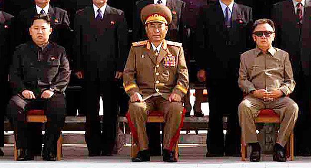 Kim Dzsong Un balra, az apja jobbra a kinagyított tömegjelenet részletén. Ha minden igaz...