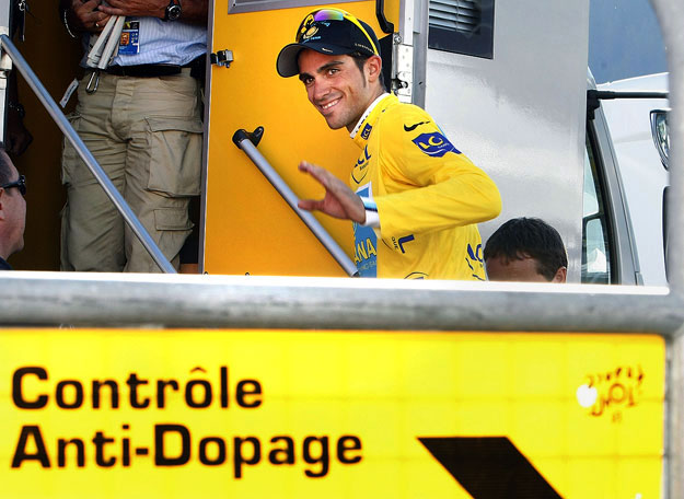 Contador útban a doppingellenőrzésre - itt még mosolyog