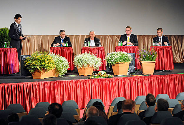 A szegedi jelöltek vitája: még az asztalnál ül a pénteken visszalépett Keresztúri Farkas Csaba (jobbra), a mellette ülő Botka így a fideszes B. Nagy Lászlóval (balról a 2.) és a zöld baloldali Balogh Tiborral (középen) küzd vasárnap