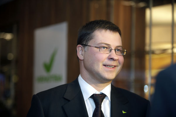 Ez kipipálva: Valdis Dombrovskis kormányfő mosolyogva várja a választási eredményeket Rigában