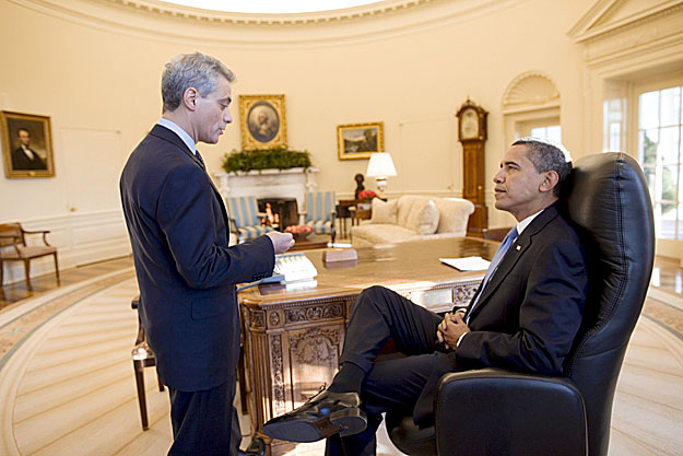 Obama Emanuellel beszélget az Ovális Irodában első munkanapján, 2009. január 21-én