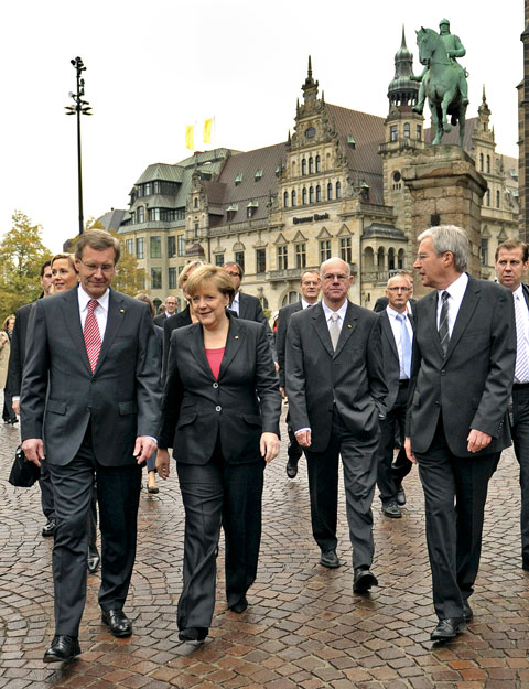 Angela Merkel vezetésével érkeznek az ünnepségre a kormányzati tisztségviselők