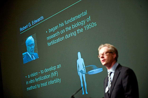 Christer Hoog bejelenti az idei orvosi Nobel-díjast - kivetítőn a díjazott Robert Edwards professzor