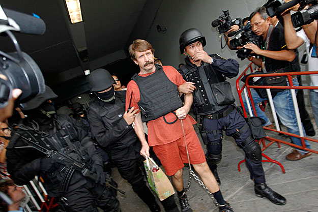 Suspected Russian arms dealer Viktor Bout is escorted by members of a special police unit after a hearing at a criminal court in Bangkok October 4, 2010. A Thai court ruled on Monday against dropping extra changes against Bout, a decision that could 