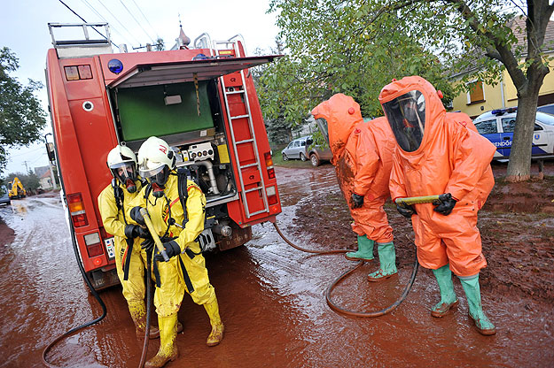 Teljes védőfelszerelésben dolgoznak a katasztrófavédelem munkatársai