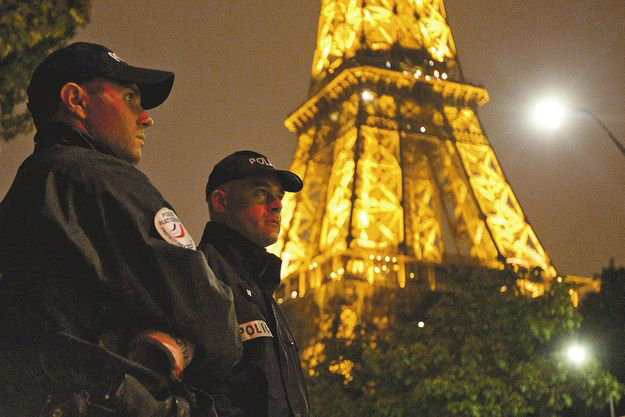 Rendőrök állnak a kiürített Eiffel-torony tövében szeptember végén