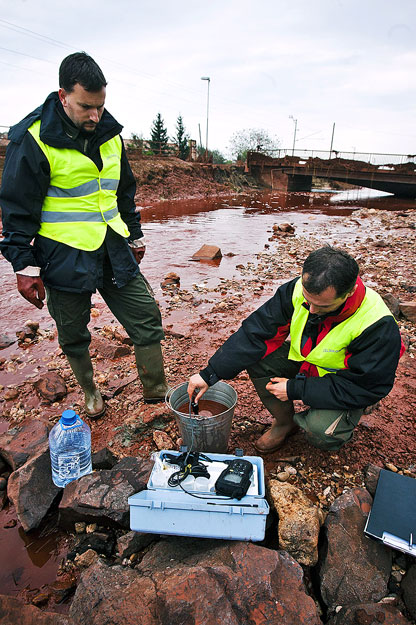 A környezetvédelmi felügyelőség munkatársai a Torna patak pH értékét mérik