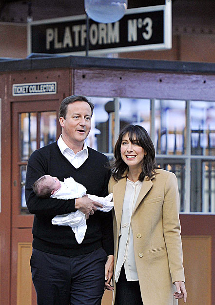 Cameron családjával kampányolt a támogatás eltörlése mellett