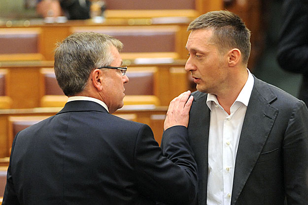 Matolcsy György nemzetgazdasági miniszter Rogán Antallal a parlamentben