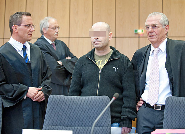 Bochum 2010. október 6.
Az európai labdarúgás legnagyobb bundabotrányának ügyében indított per egyik vádlottja, Nurellin G. Joe THEROND, Hans GEISLER és Jens MEGGERS ügyvédek (b-j) között áll a bochumi tartományi bíróság tárgyalótermében az első tár