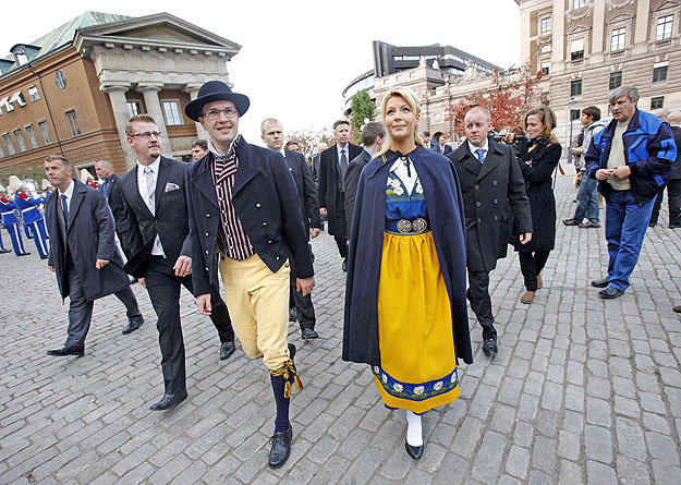 A népviseletbe öltözött Jimmie Akesson, a Svéd Demokraták vezetője a barátnője társaságában