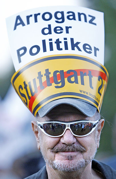Az arrogáns politikusok és a városrendezési terv ellen tüntet egy férfi Stuttgartban