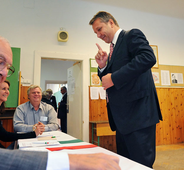 Molnár Gyula újbudai polgármester a szavazáskor még mulat