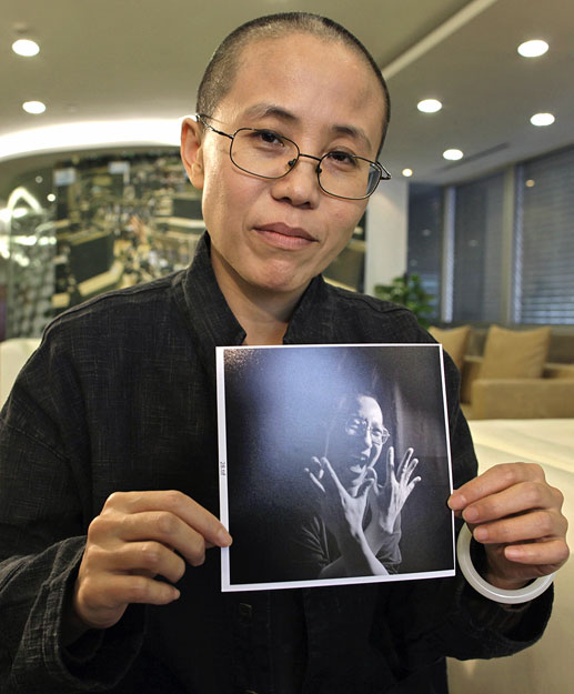 Liu Hsziao-po felesége a börtönbe zárt aktivista fényképével