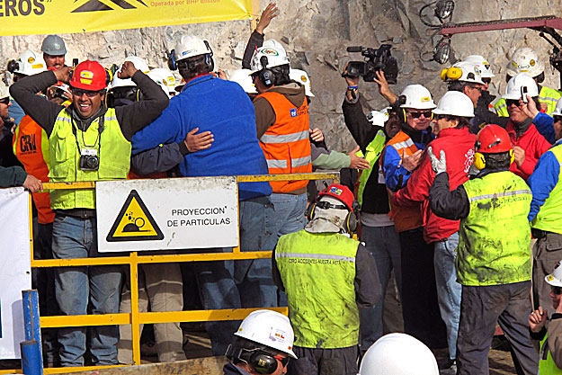 Fúrómunkások öröme, miután szombaton elérték a bányászok föld alatti menedékhelyét