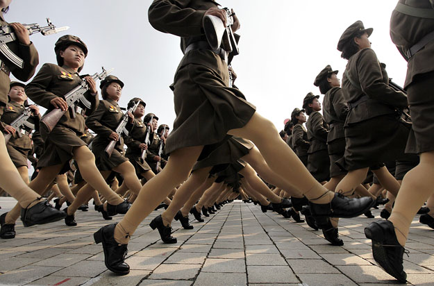 Az „Ifjú tábornok” női védelmezői is felvonultak Phenjanban