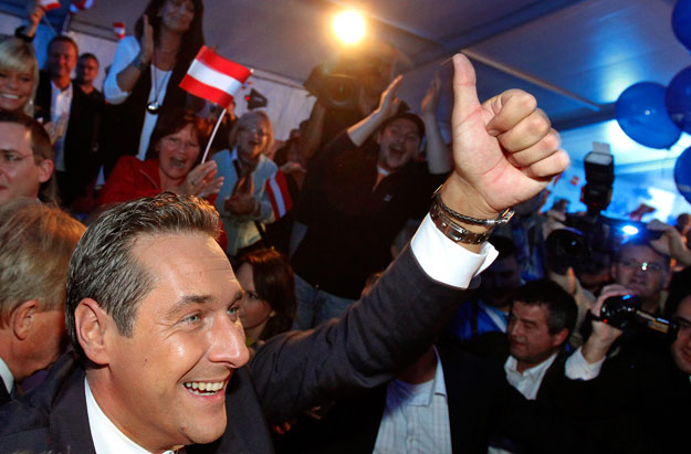 Heinz-Christian Strache (FPÖ) a győzelemnek beillő eredményt ünnepli Bécsben
