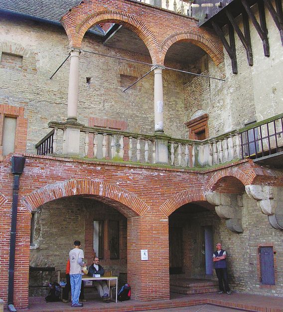 Simontornya: a kaputorony emeleti szobája toscanai eredetű reneszánsz kandallót rejt   – A szerző felvétele