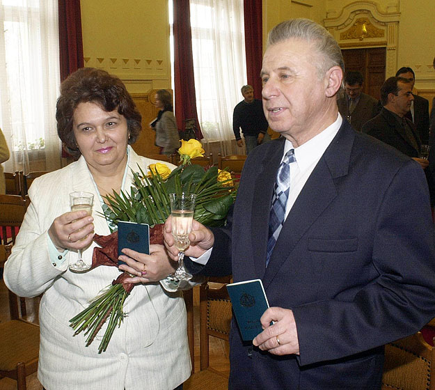 Az első magyarigazolványok átadása a Kárpátalján élő kérelmezőknek Nyíregyházán 2002-ben. Illetékes kezek