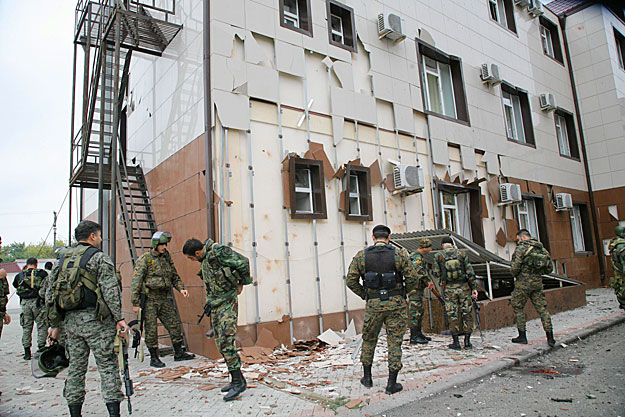Az orosz biztonsági erők fegyveresei a csecsenföldi parlamentnél