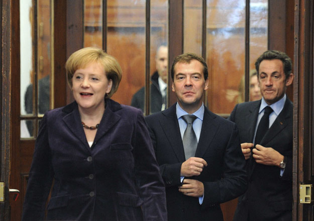 Merkel, Medvegyev és Sarkozy Deauville-ban. Nem kötelezték el magukat