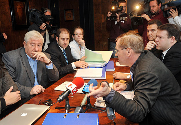 Magyar György (balra) a károsultak és Ruttner György, a Mal Zrt. jogi képviselője tárgyal a peren kívüli egyeztetésen