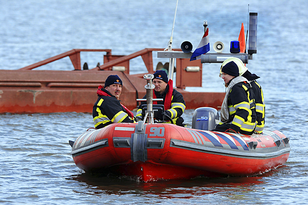 Áldozatok után kutatnak mentők egy gyalogosokat és kerékpárosokat szállító, felborult komp mellett az Amszterdam-Rajna-csatorna vizében