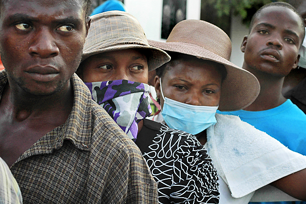Kolerában szenvedő betegek rokonai várakoznak a saint marc-i kórház előtt