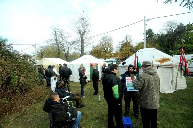 A Kozma utcai börtön előtt két katonai sátrat és két jurtát állítottak fel a demonstrálók