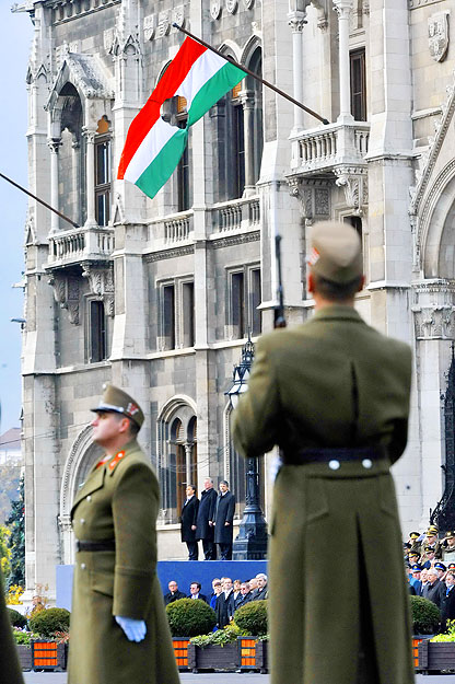 Ünnepi megemlékezés az Országház előtt