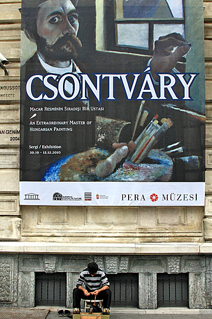 Csak a nagyobb festmények maradtak Pécsen