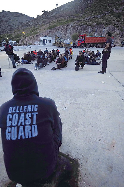 Illegális bevándorlók az Égei-tenger egyik szigetén, Agathonissin