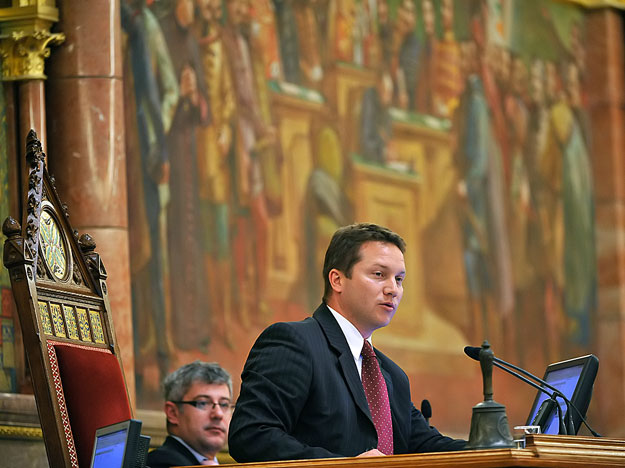 Ujhelyi István alelnökként az Országgyűlés tanácskozását vezeti
