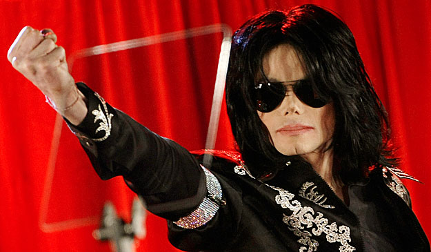 Michael Jackson erőt mutat - 2009. március 5-én lepte meg a világot londoni bejelentésével: monstre koncertsorozattal tér vissza a színpadra. Ez a sajtótájékoztató lett utolsó nagy szereplése