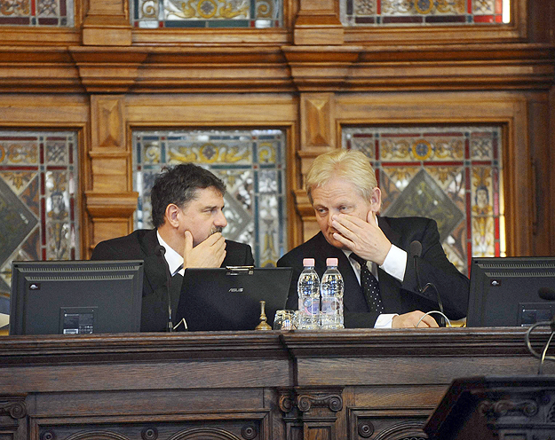 Először a pulpituson – Tarlós István főpolgármester és György István főpolgármester-helyettes a közgyűlésen