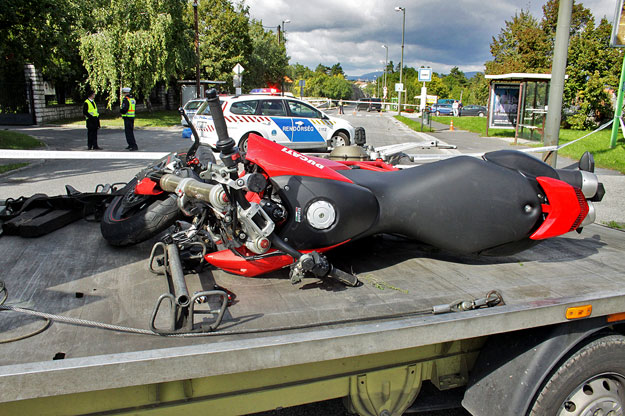 Megrongálódott motorkerékpár egy teherautó platóján Veszprémben, a Dózsa György úton, miután a járművel elgázoltak egy a kijelölt gyalogátkelőhelyen átkelő 80 éves férfit