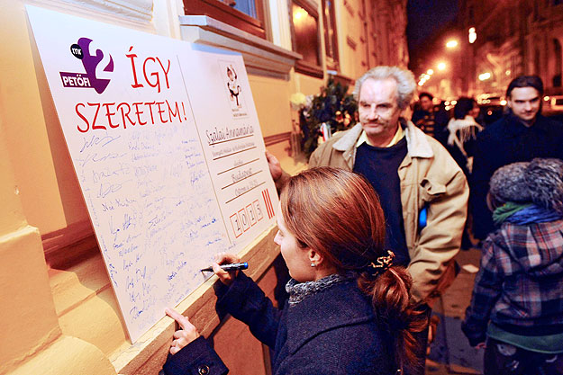 Tüntetők írják alá a petíciót a Magyar Rádió Bródy Sándor utcai bejáratánál